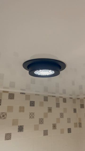 Лампа СОВ от компании Datts в светильнике GX53 на натяжном потолке.