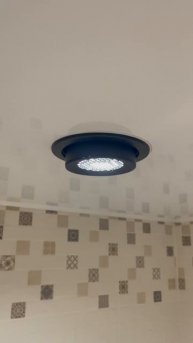 Лампа СОВ от компании Datts в светильнике GX53 на натяжном потолке.