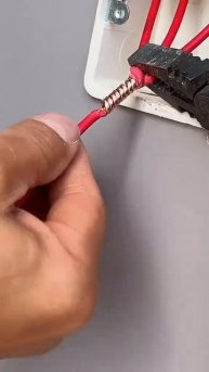 Зачистка и скрутка кабеля в распредкоробке