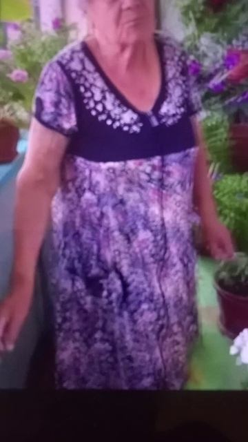 Люди нашего двора! Песня: "Стою на полустаночке"... Вспомнили? Пойте.