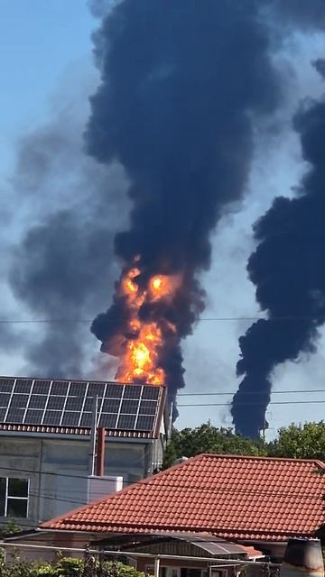 🔥Кременчуг. Кадры с земли.  Так и появился «дымный хвост» аж до Кривого Рога  🐱 !!!