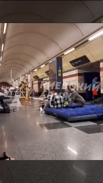 🇺🇦Киев готовится к ночёвкам в метро !!!
Хохлы, рано спать !!!