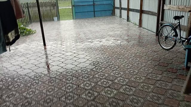 мощнейщий ливень ..и град и гром..