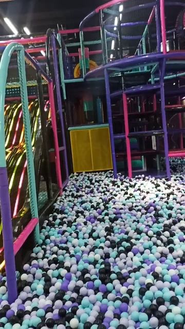 В детском развлекательном центре - такая красота! И игра, и фитнес, и развлечение, и отдых!