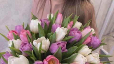 Нежные и хрустящие тюльпаны в коробке от Повода. Микс тюльпанов