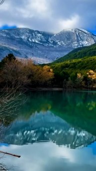 Озеро на фоне гор