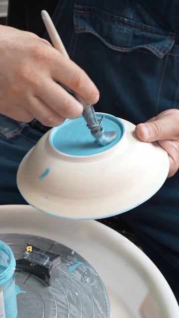 Как правильно глазуровать тарелку кистью?