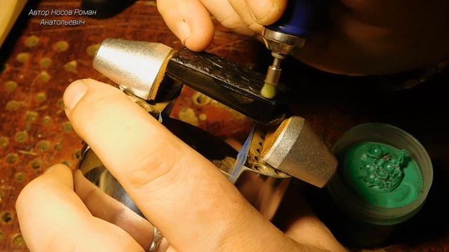 Резьба на чётках из эбонита.