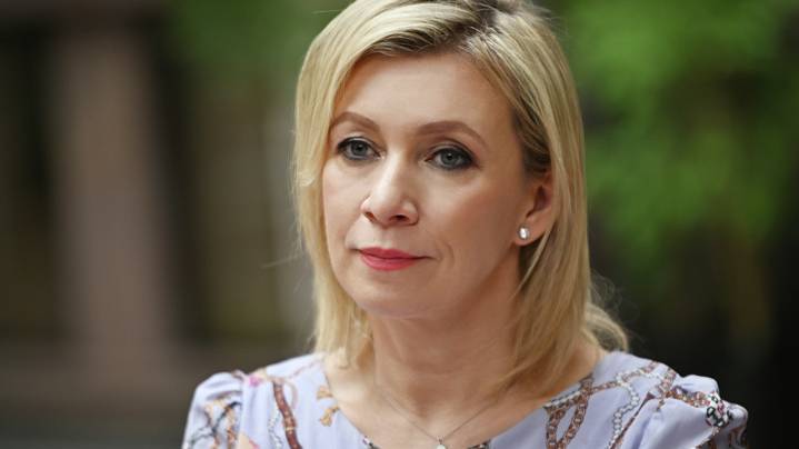 Захарова рассказала о росте потока желающих переехать в Россию