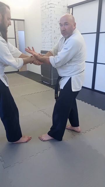 Высвобождение и контроль от возможного захвата за две руки спереди. Sinten-ryu.