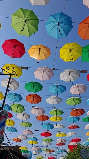 Знаменитая улица зонтиков в Анталии