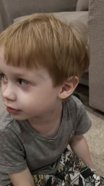 Петя поёт песню батарейка