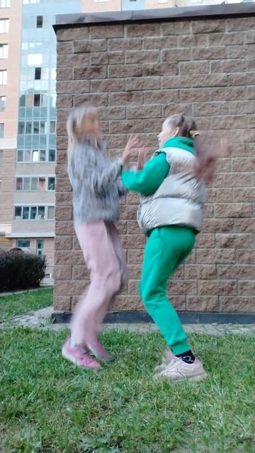 станцуй с подругой этот танец отговорки не принимаются