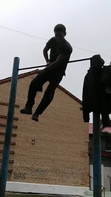 Подтягивание на одной руке, выход силой одной рукой