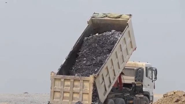 🙏Отличная работа!! Бульдозер SHANTUI Разбрасывает Каменистый Грунт В Озеро, Засыпая его Лучшей