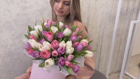 Нежные и хрустящие тюльпаны в коробке от Повода. Микс тюльпанов