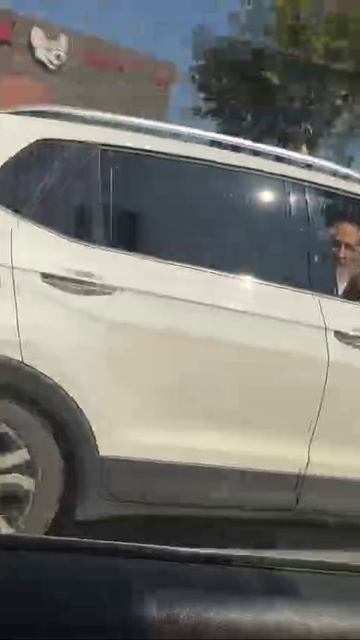 Чувак решил проучить автомобилиста на дороге — он вылил горячий кофе 😄Всё-таки карма существует