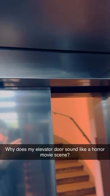 Дверь лифта играет саундтрек к фильму ужасов