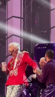 Филипп Киркоров упал во время выступления (2)