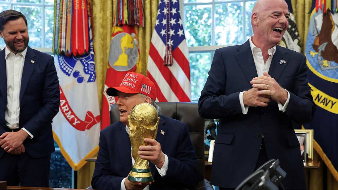"Отлично впишется": Трамп попросил Инфантино подарить ему золотой кубок FIFA
