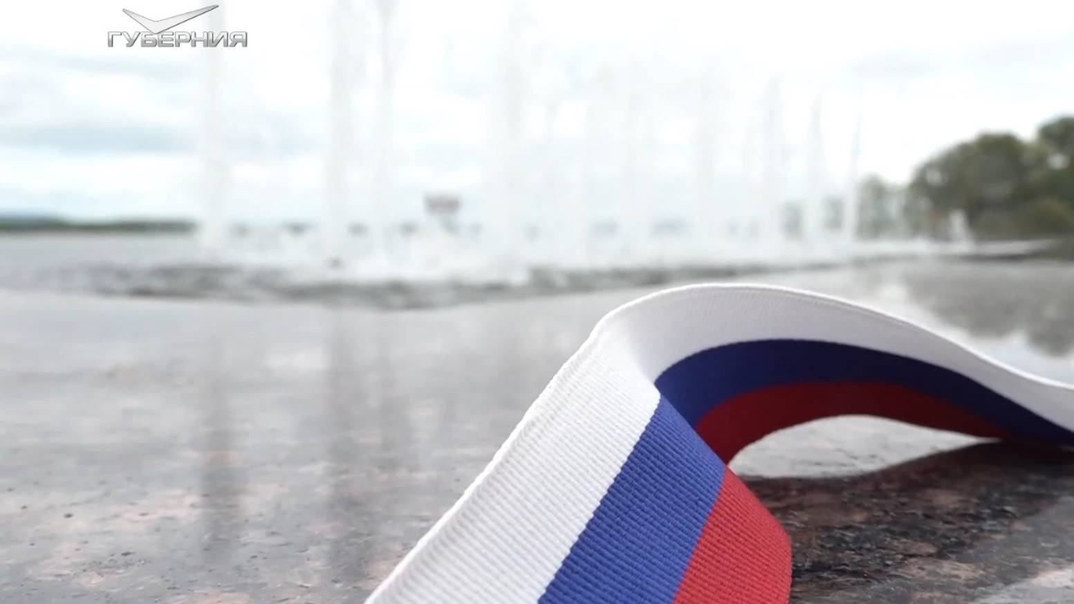 Ленточки в цветах триколора на самарской набережной