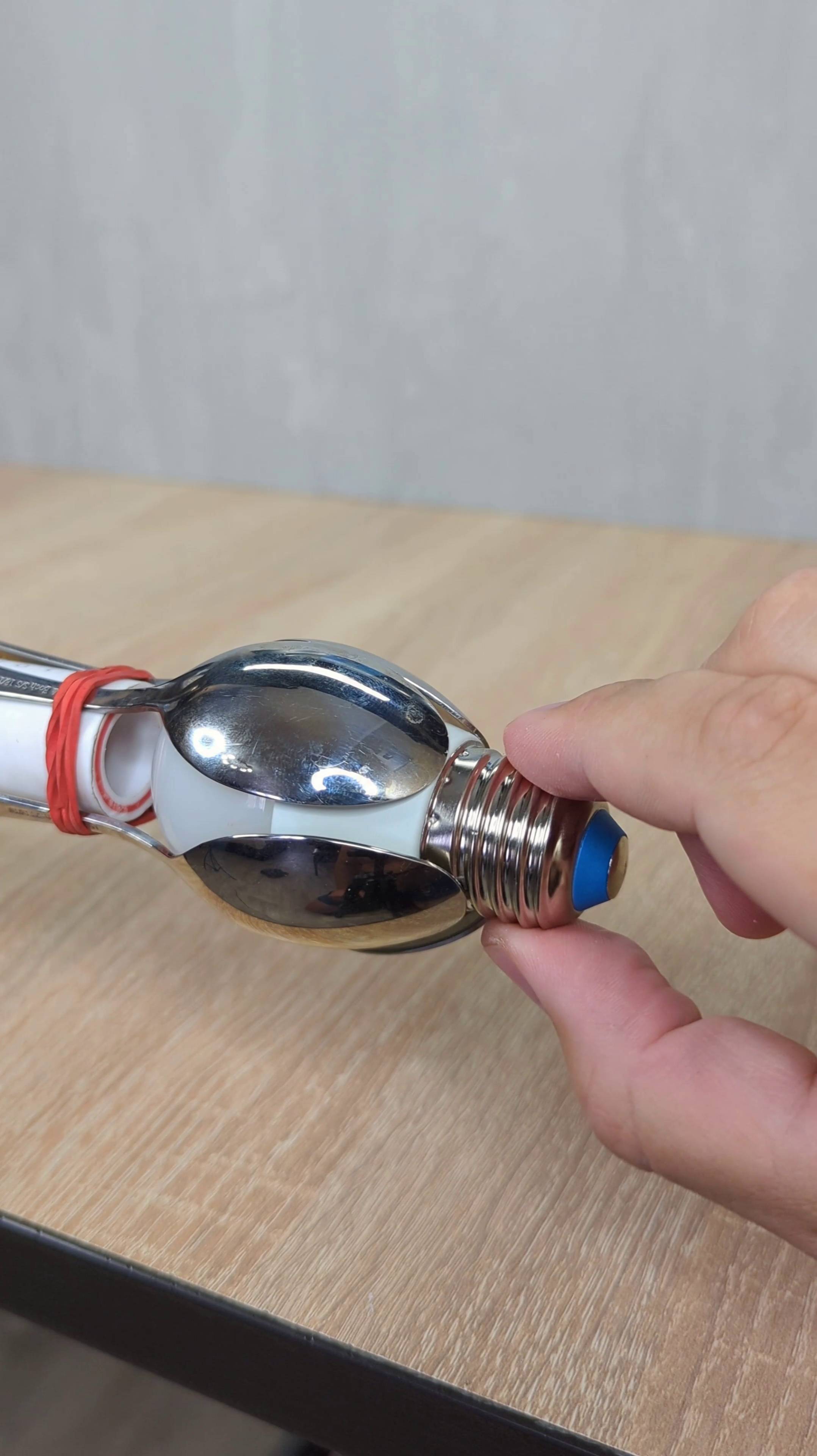 Обязательно запомни эту хитрость! Как легко и быстро вкрутить лампочку?