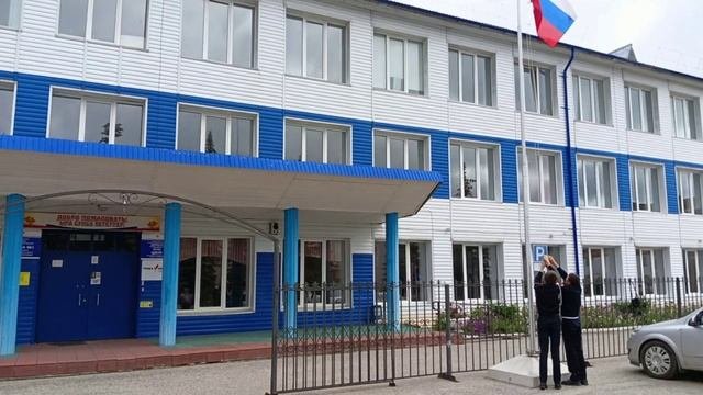 Торжественное поднятие флага Российской Федерации