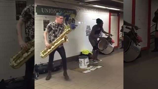 Крутой саксофонист🤣