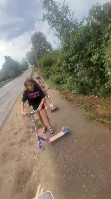 Нашла видео где я училась кататсьь на 2 колясном самокате
