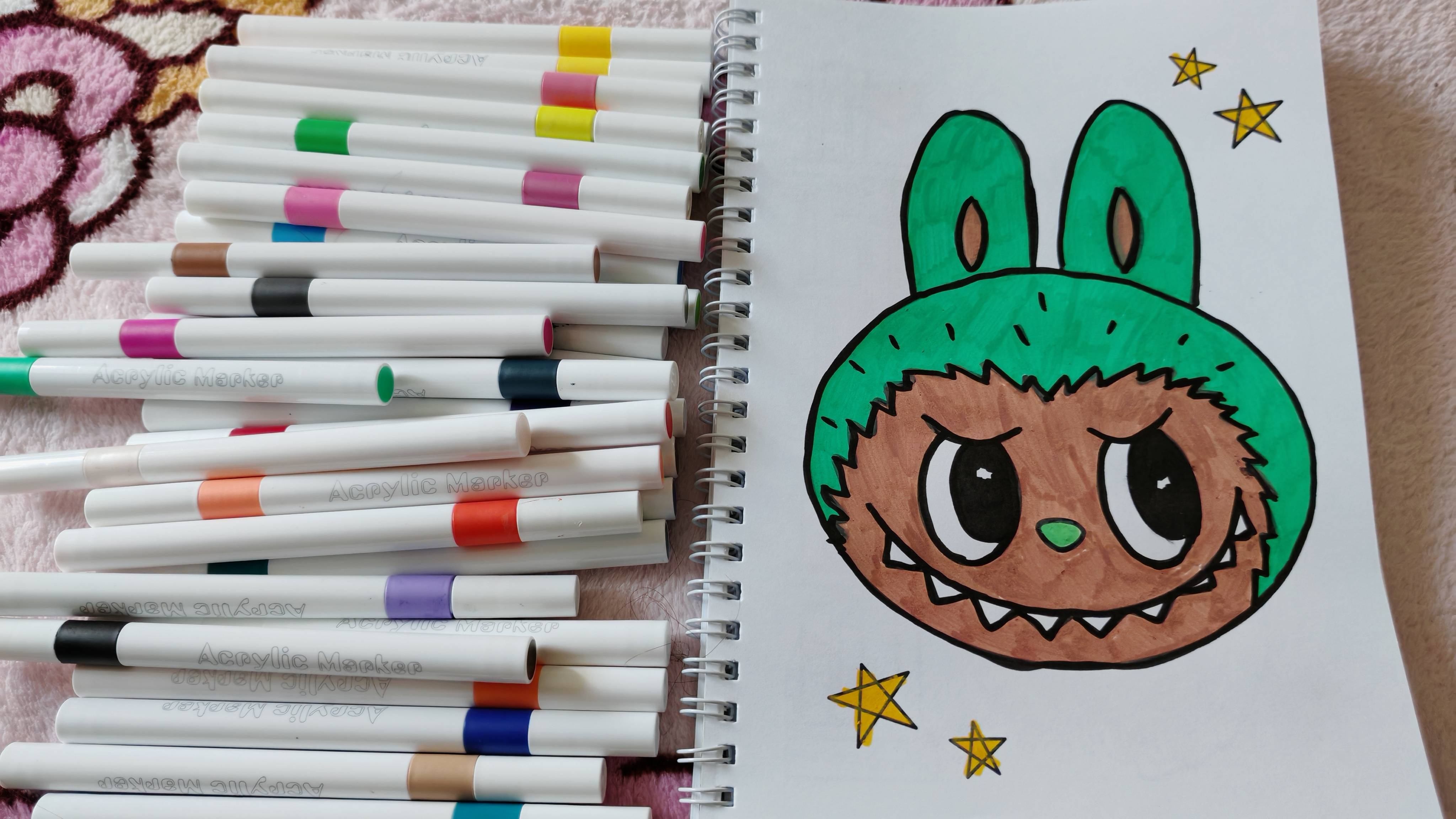 Раскрашиваю лабубу акриловыми маркерами