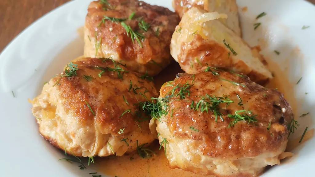 Котлеты с тёртым картофелем в сметанно-томатном соусе