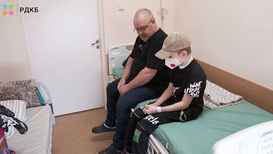 Пострадавшего после нападения собак в Сочи мальчика выписали из больницы в Москве