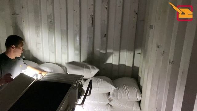 Телескопический погрузчик мешков в контейнеры