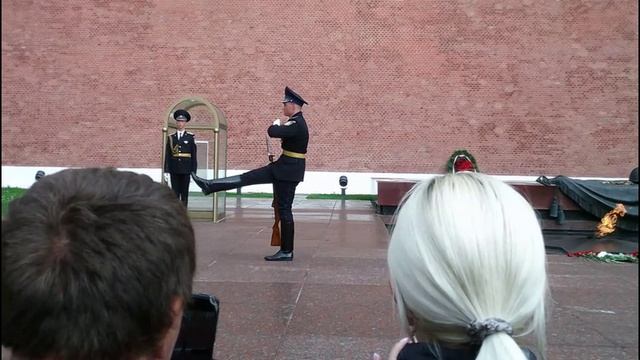 Смена караула у Вечного огоня на Красной площади глазами туриста.