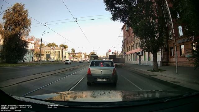 Не ДТП. Девочка отчудила, парень эмоции сдержал.