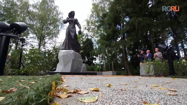 Памятник Дарье Дугиной открыли в парке Захарово в Подмосковье