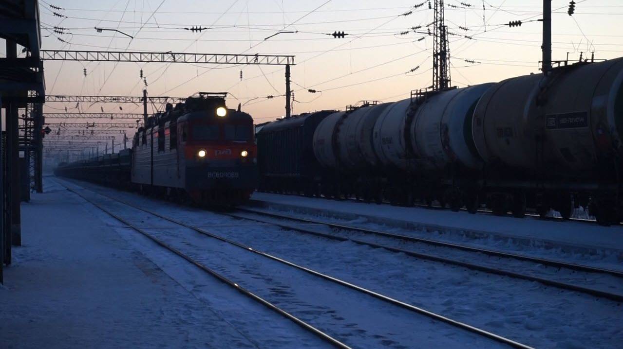 Электровоз ВЛ80С-1069 с думпкарами.