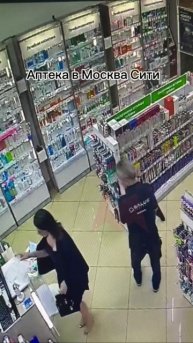 Мужчина попытался заглянуть девушке под юбку
Она: Что вы делаете?
Он: Ключ потерял