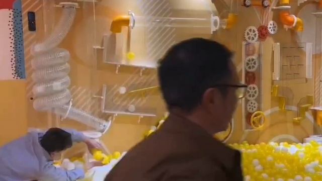 Вызов быстрых рук! Кто наберет больше всего очков на нашей сенсорной стене с мячами?