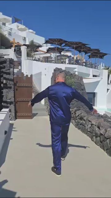 Санторини-белые стены и яркое солнце