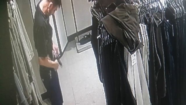 Кавказец вооруженный до зубов пришёл примерять вещи