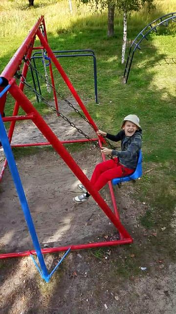 прикол с другом на подчиненных качельках