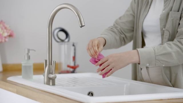 How to empty and clean the clear bin on your Dyson Gen5detect™ cordess vacuum