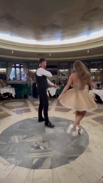 У жениха и невесты тоже был зажигательный танец 💃