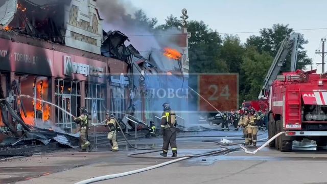 В городе Михайловск на Ставрополье горит торговый центр