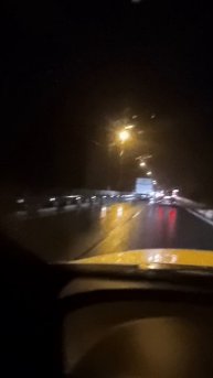 Фура таранила отбойник на встречке!