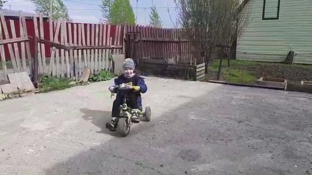 Отдыхаем на даче, пилим дрова, купаемся в бассейне, топим баню, жарим шашлыки