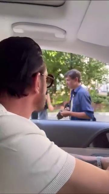 На Патриарших прудах задержали подростков за мойку фар и стёкол люксовых авто (2)