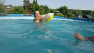 Купаюсь на даче в бассейне, прыгаю, ныряю, плаваю. Очень классно, летний отдых