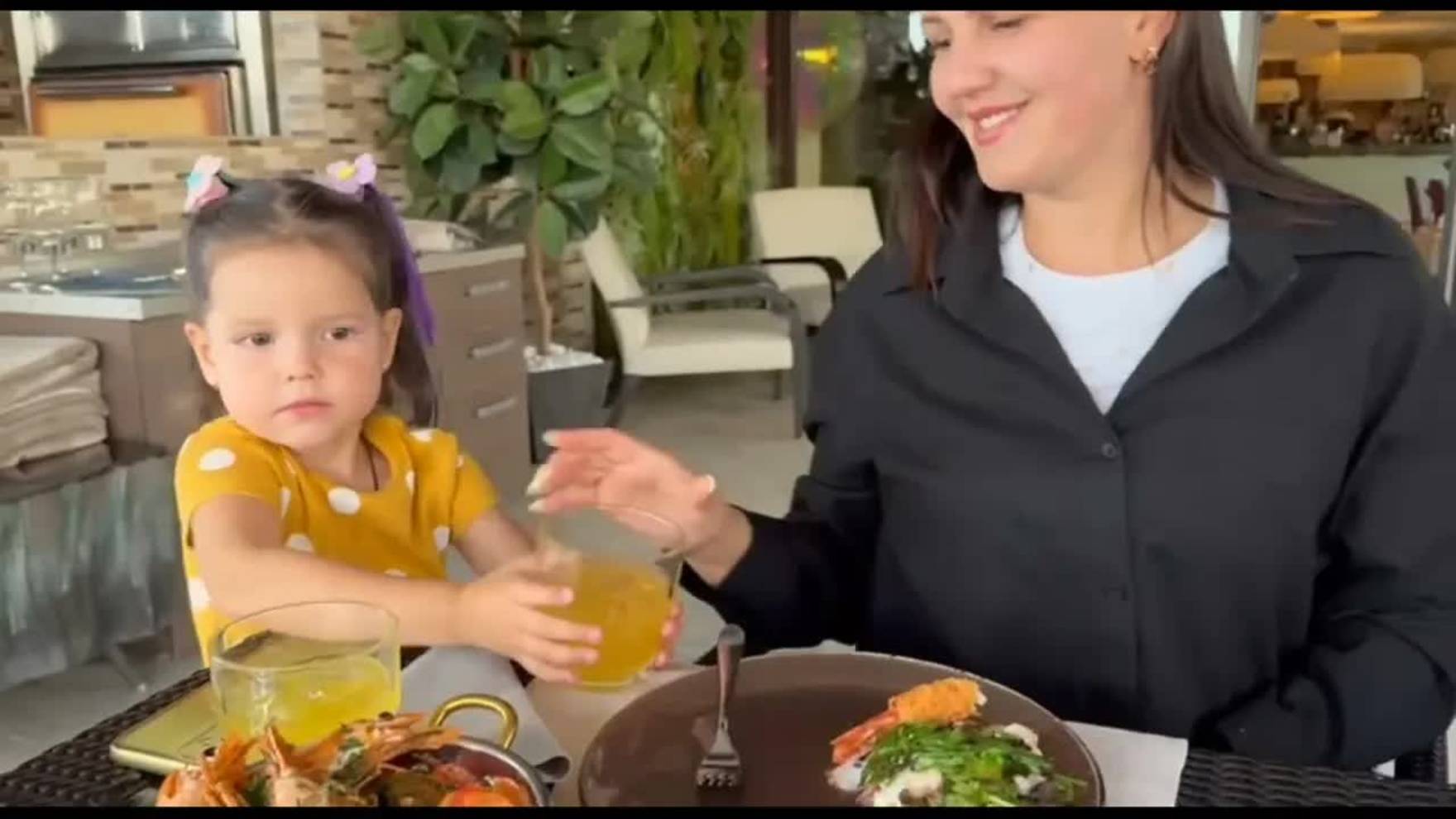 Семья Сытник- С друзьями в ресторане!